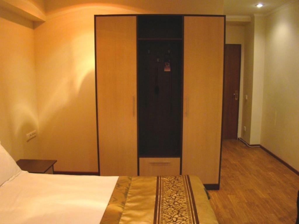 Kausar Hotel Almaty Zimmer foto