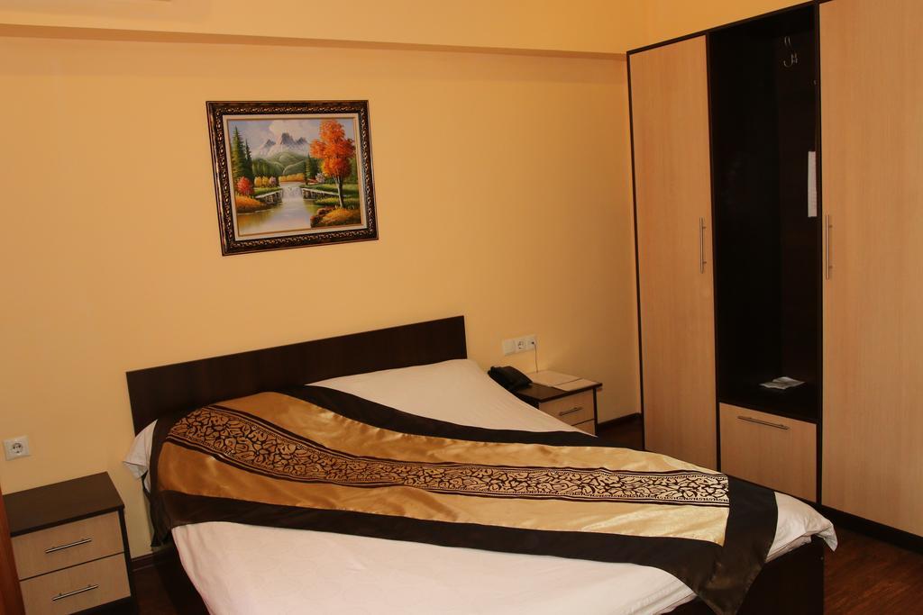 Kausar Hotel Almaty Zimmer foto